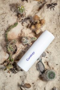 スキンケアクリームと美容グッズの並び