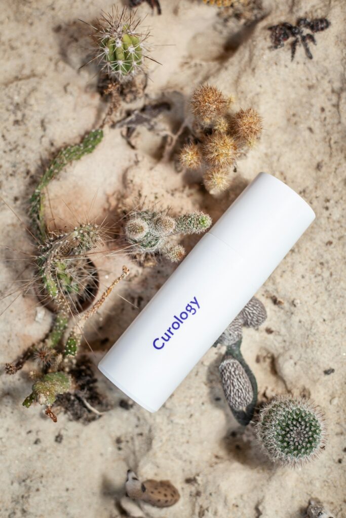 スキンケアクリームと美容グッズの並び